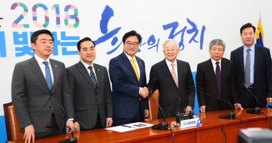 손경식 한국경영자총협회 신임 회장이 19일 국회를 방문해 여야 3당 원내대표를 잇달아 예방, 최저임금 산입범위 확대 등에 대한 협조를 요청했다. 더불어민주당 우원식 원내대표(왼쪽 세번째)가 이날 국회 대표실을 방문한 손 회장(네번째)과 악수하고 있다.  연합뉴스